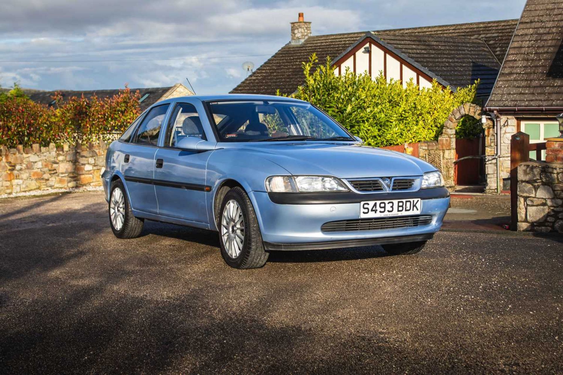 1998 Vauxhall Vectra 1.6 Envoy Automatic transmission and only 25,000 miles from new ***NO RESERVE**