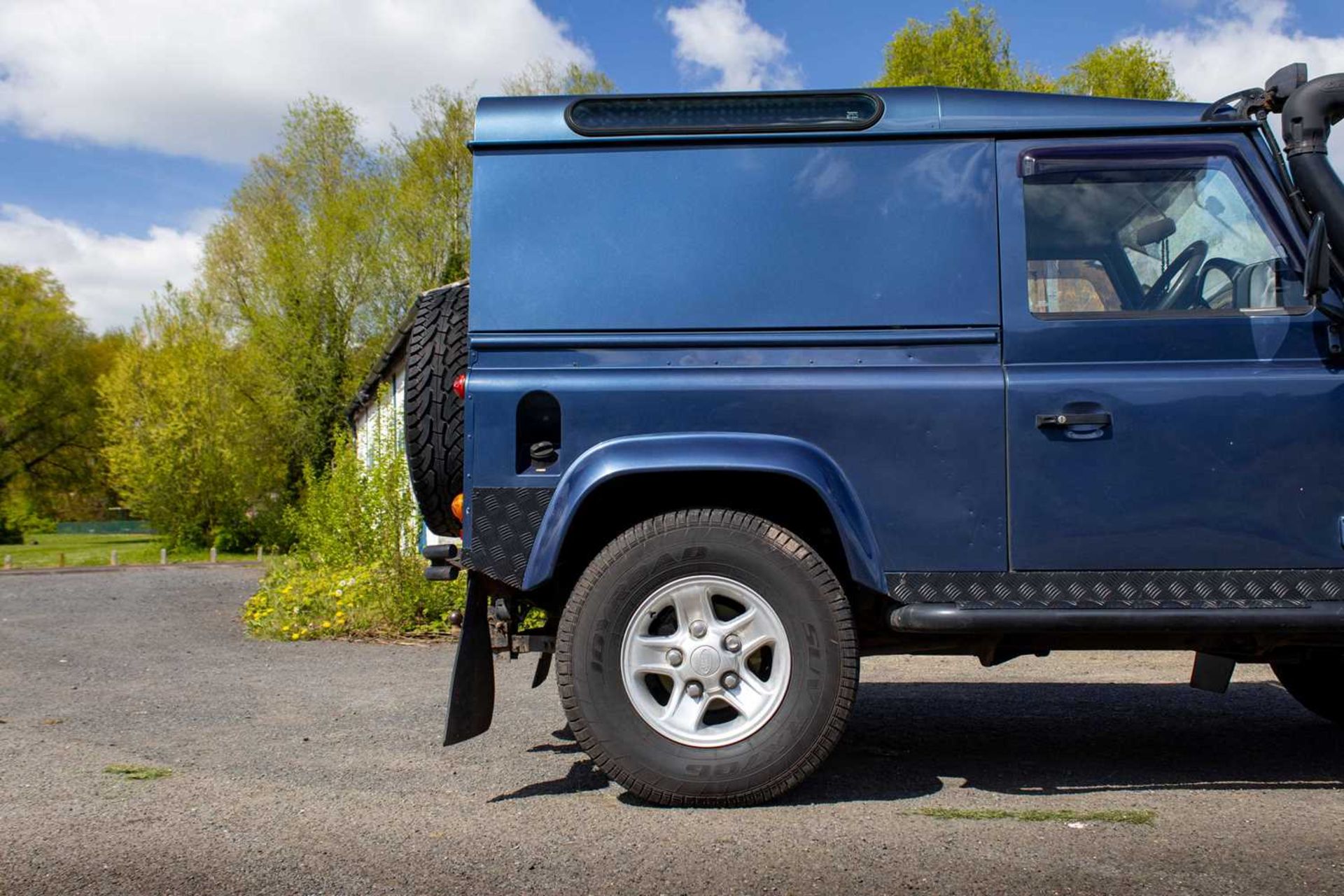 2007 Land Rover Defender 90 County  Powered by the 2.4-litre TDCi unit and features numerous tastefu - Image 17 of 76
