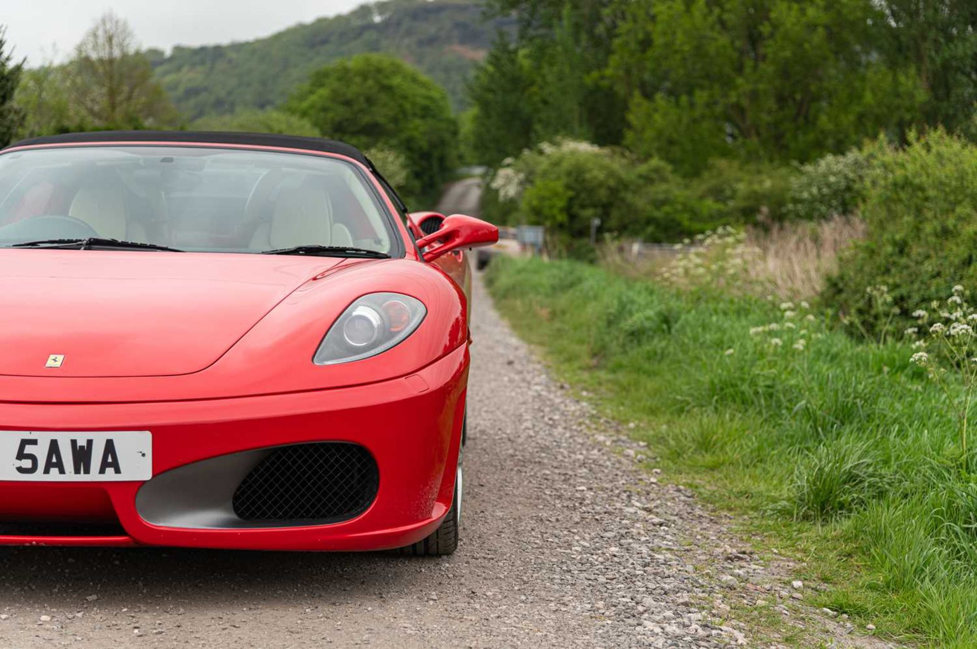 2005 Ferrari F430 Spider Well-specified F1 model finished in Rosso Corsa, over Crema with numerous c - Image 6 of 75