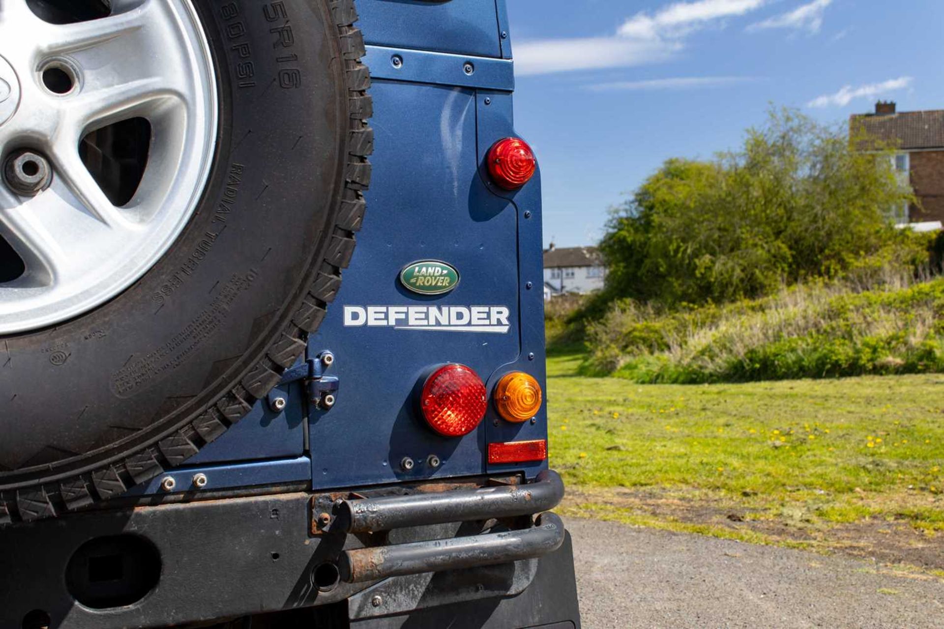 2007 Land Rover Defender 90 County  Powered by the 2.4-litre TDCi unit and features numerous tastefu - Image 27 of 76