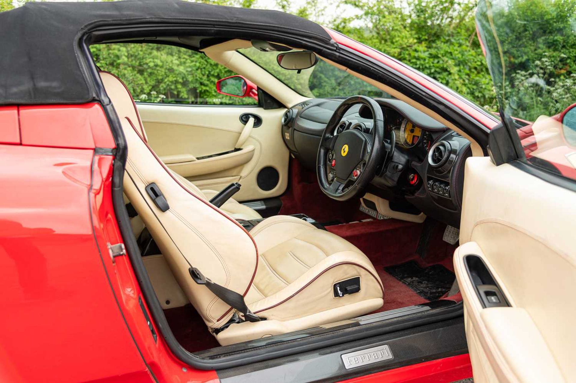 2005 Ferrari F430 Spider Well-specified F1 model finished in Rosso Corsa, over Crema with numerous c - Image 27 of 75