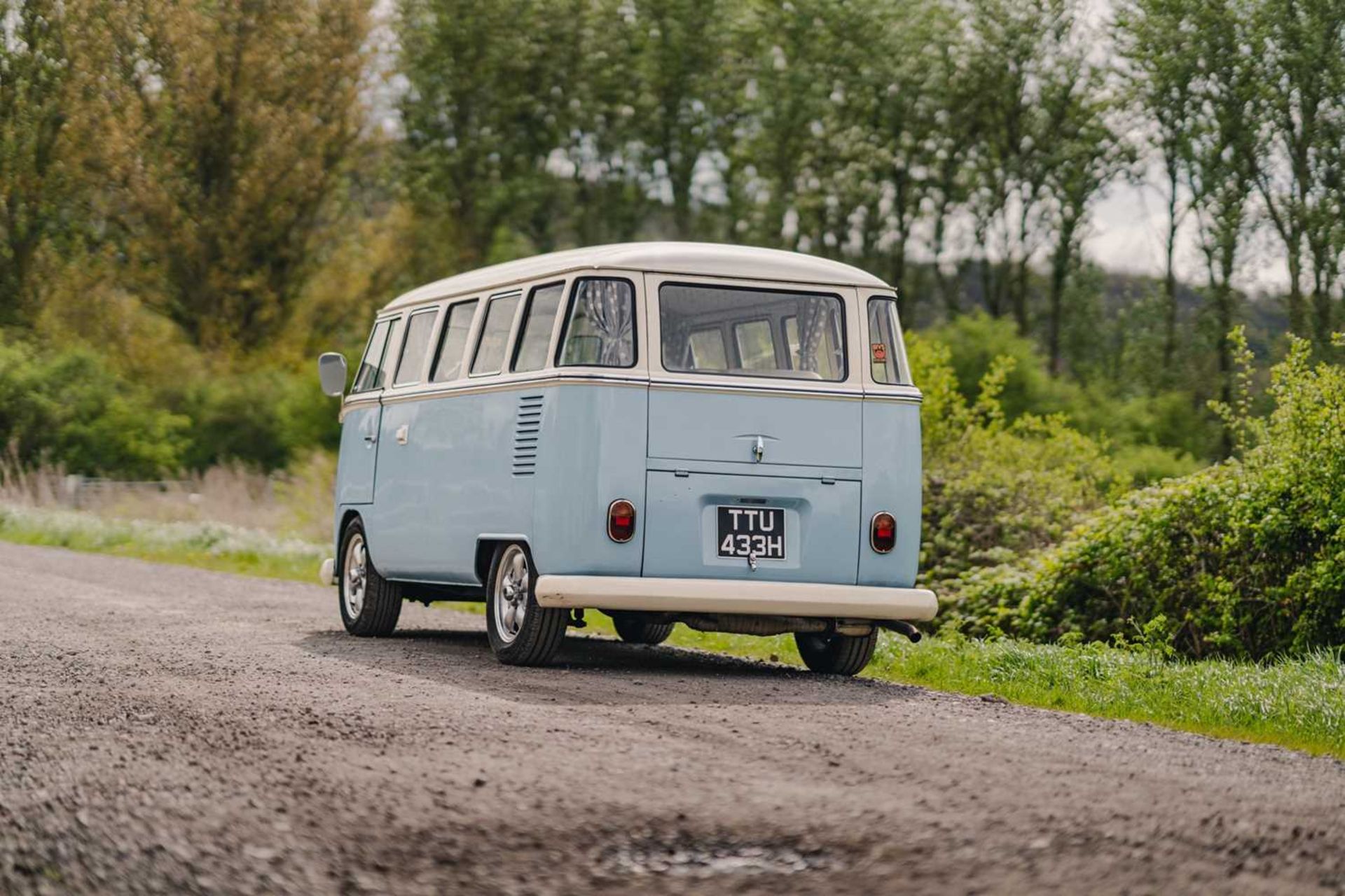 1970 VW T2 Camper ***NO RESERVE*** Rare 15-window Deluxe with upgraded engine and many tasteful inte - Image 7 of 55