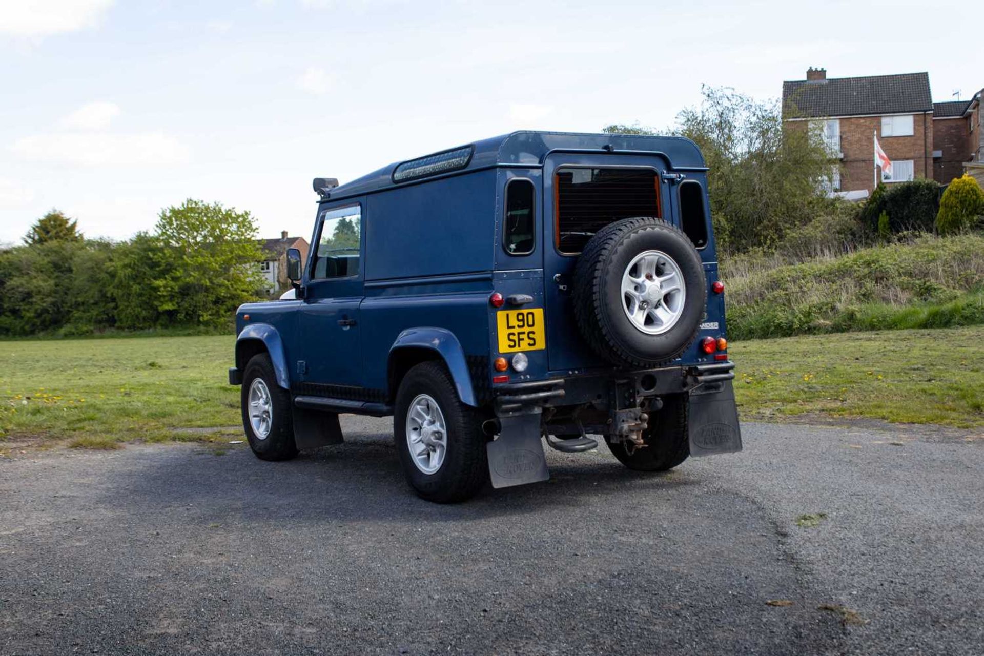 2007 Land Rover Defender 90 County  Powered by the 2.4-litre TDCi unit and features numerous tastefu - Image 7 of 76