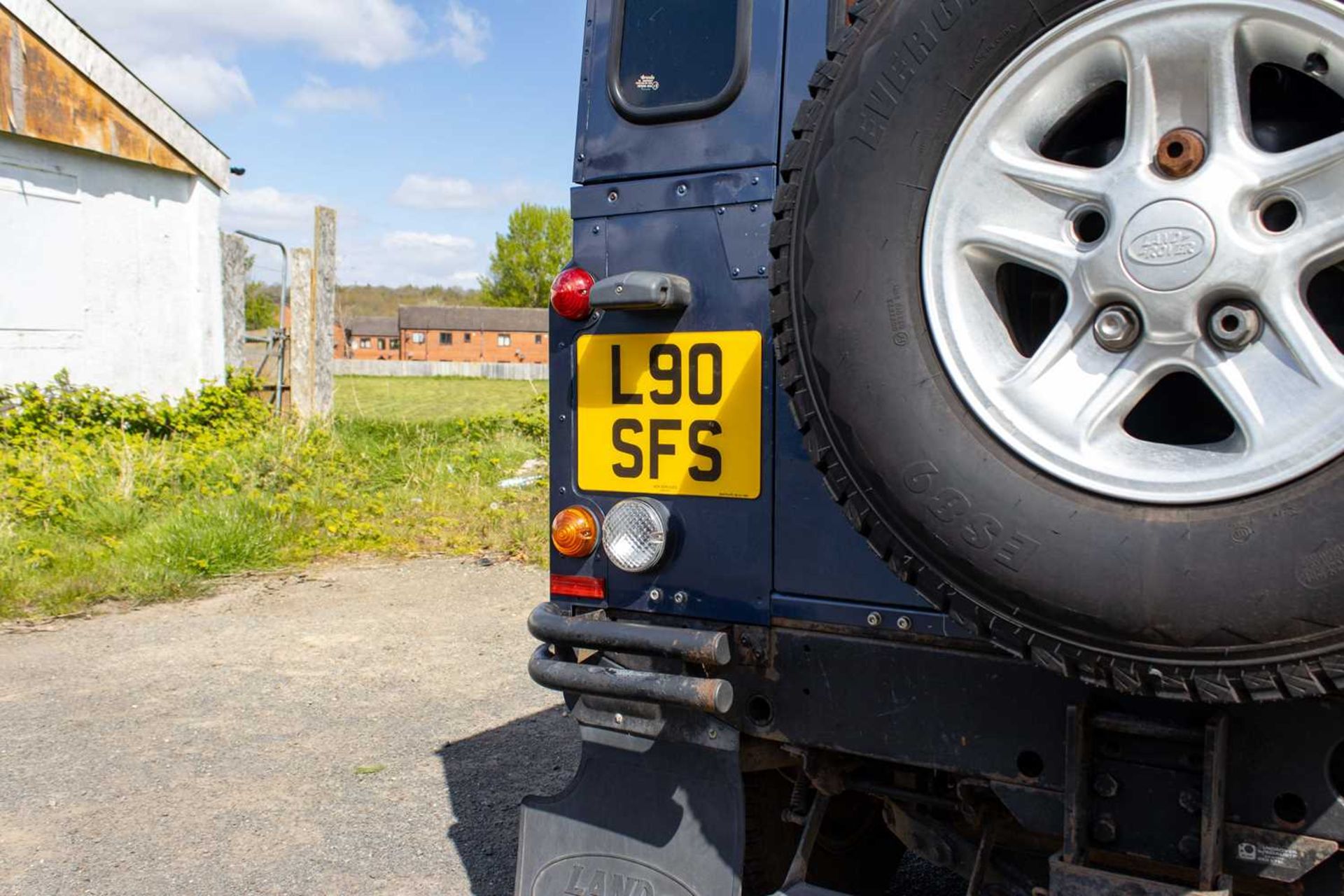 2007 Land Rover Defender 90 County  Powered by the 2.4-litre TDCi unit and features numerous tastefu - Image 42 of 76