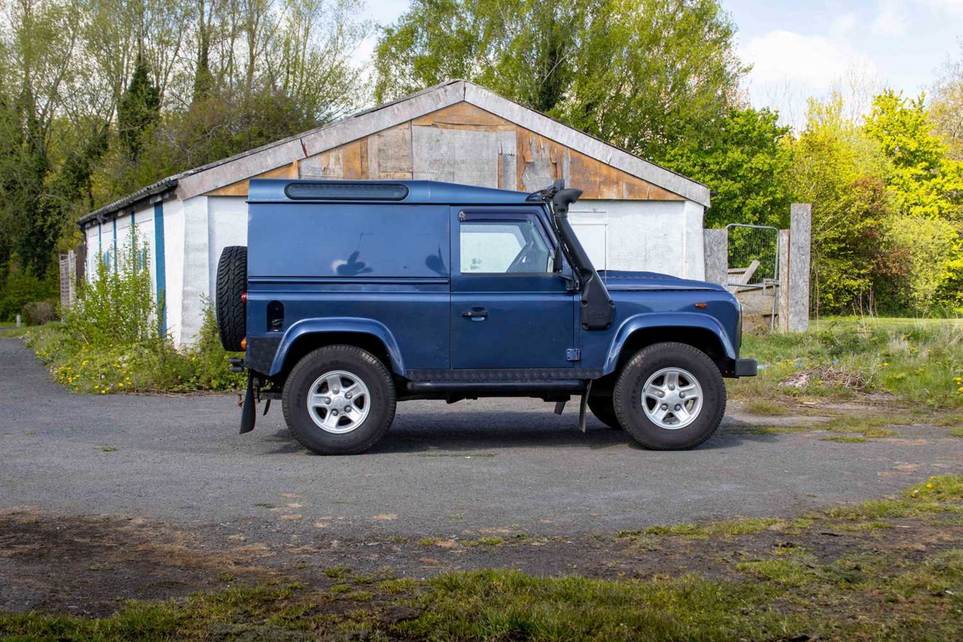 2007 Land Rover Defender 90 County  Powered by the 2.4-litre TDCi unit and features numerous tastefu - Image 13 of 76