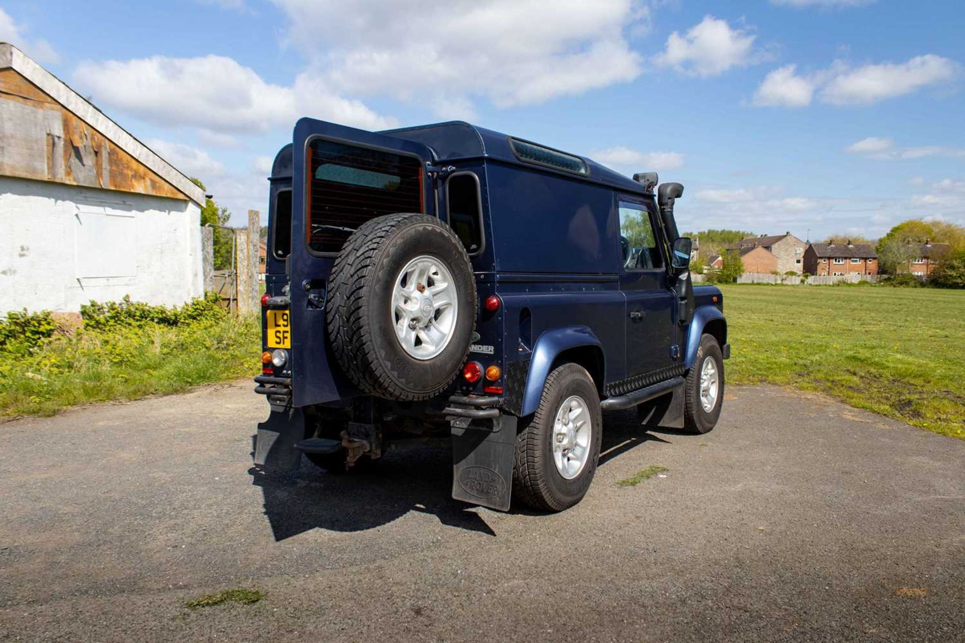 2007 Land Rover Defender 90 County  Powered by the 2.4-litre TDCi unit and features numerous tastefu - Image 73 of 76