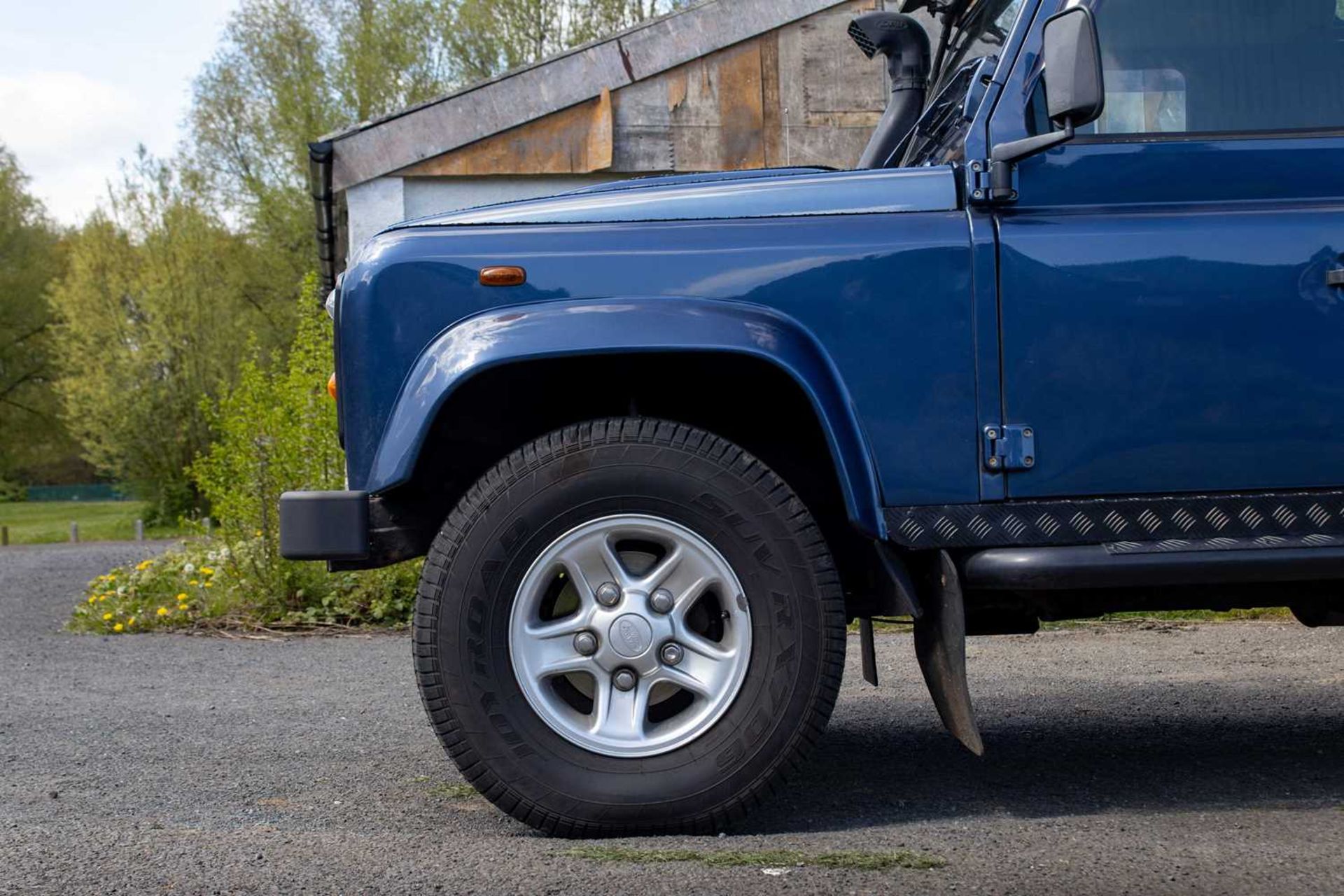 2007 Land Rover Defender 90 County  Powered by the 2.4-litre TDCi unit and features numerous tastefu - Image 16 of 76