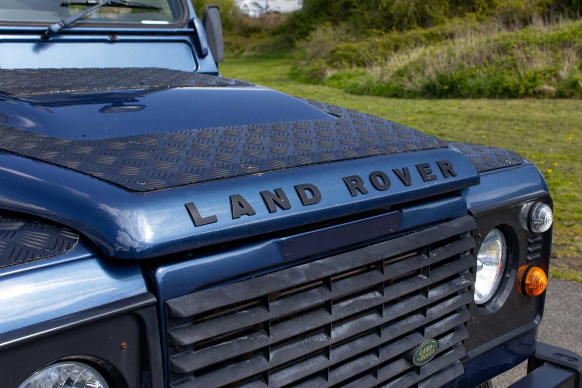2007 Land Rover Defender 90 County  Powered by the 2.4-litre TDCi unit and features numerous tastefu - Image 43 of 76