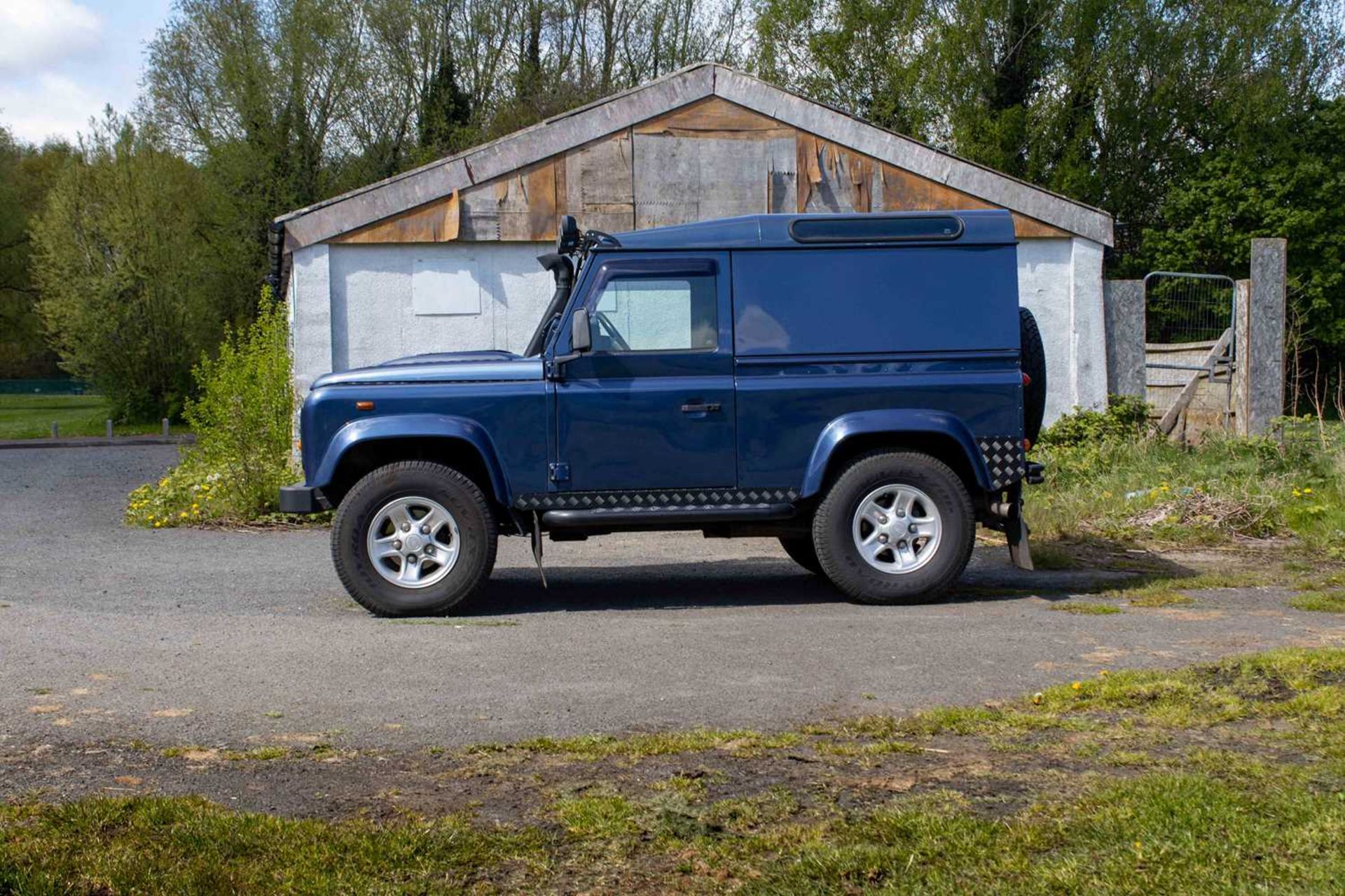 2007 Land Rover Defender 90 County  Powered by the 2.4-litre TDCi unit and features numerous tastefu - Image 6 of 76