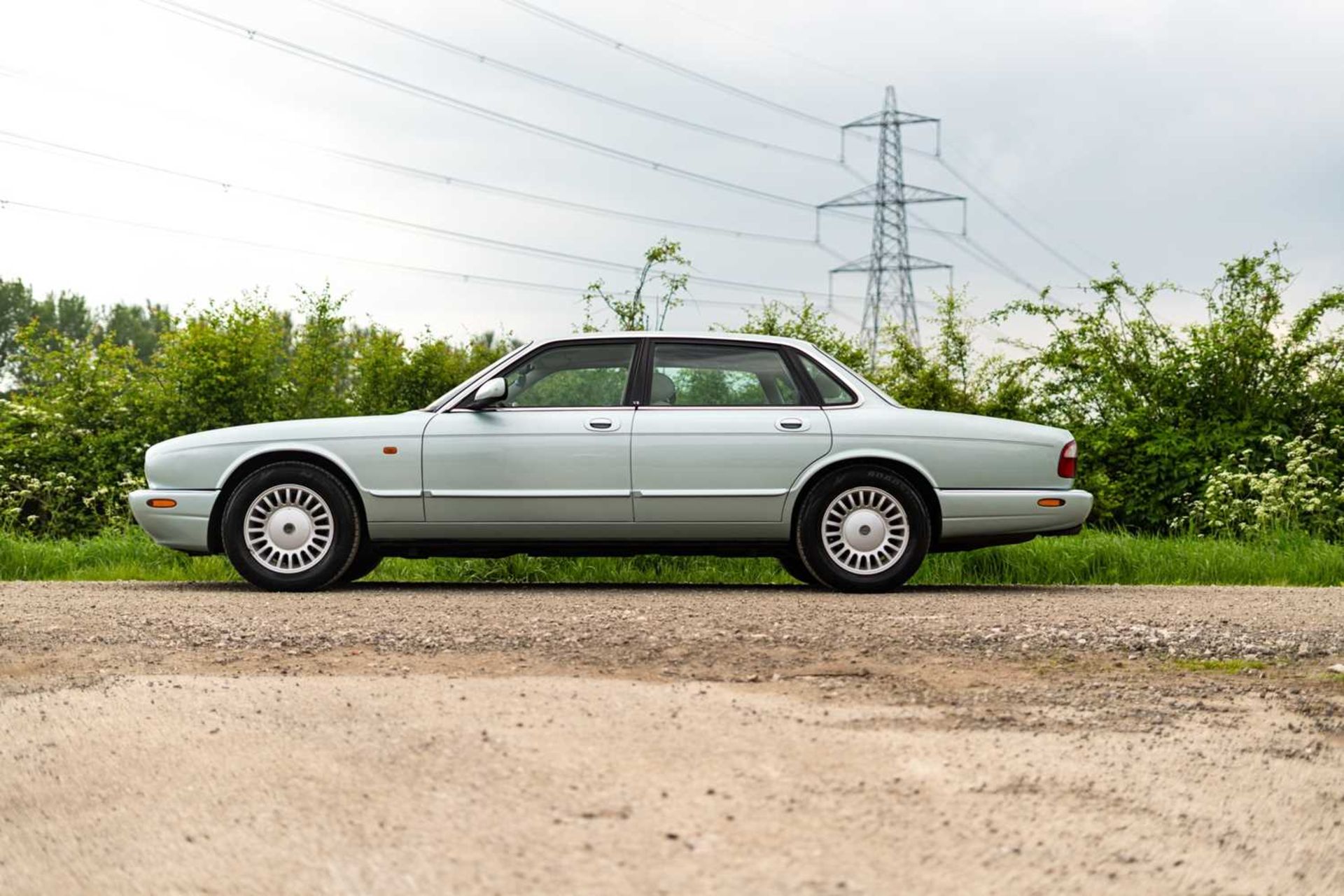 1998 Jaguar XJ8 ***NO RESERVE*** Just 40,000 miles from new and 1 owner from new - Image 4 of 58