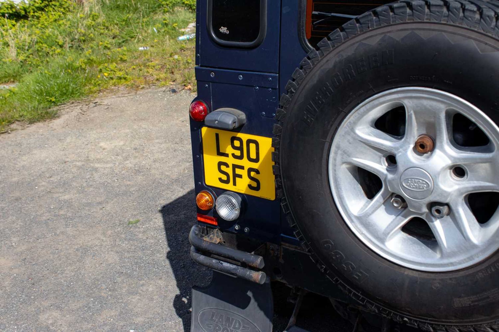 2007 Land Rover Defender 90 County  Powered by the 2.4-litre TDCi unit and features numerous tastefu - Image 33 of 76
