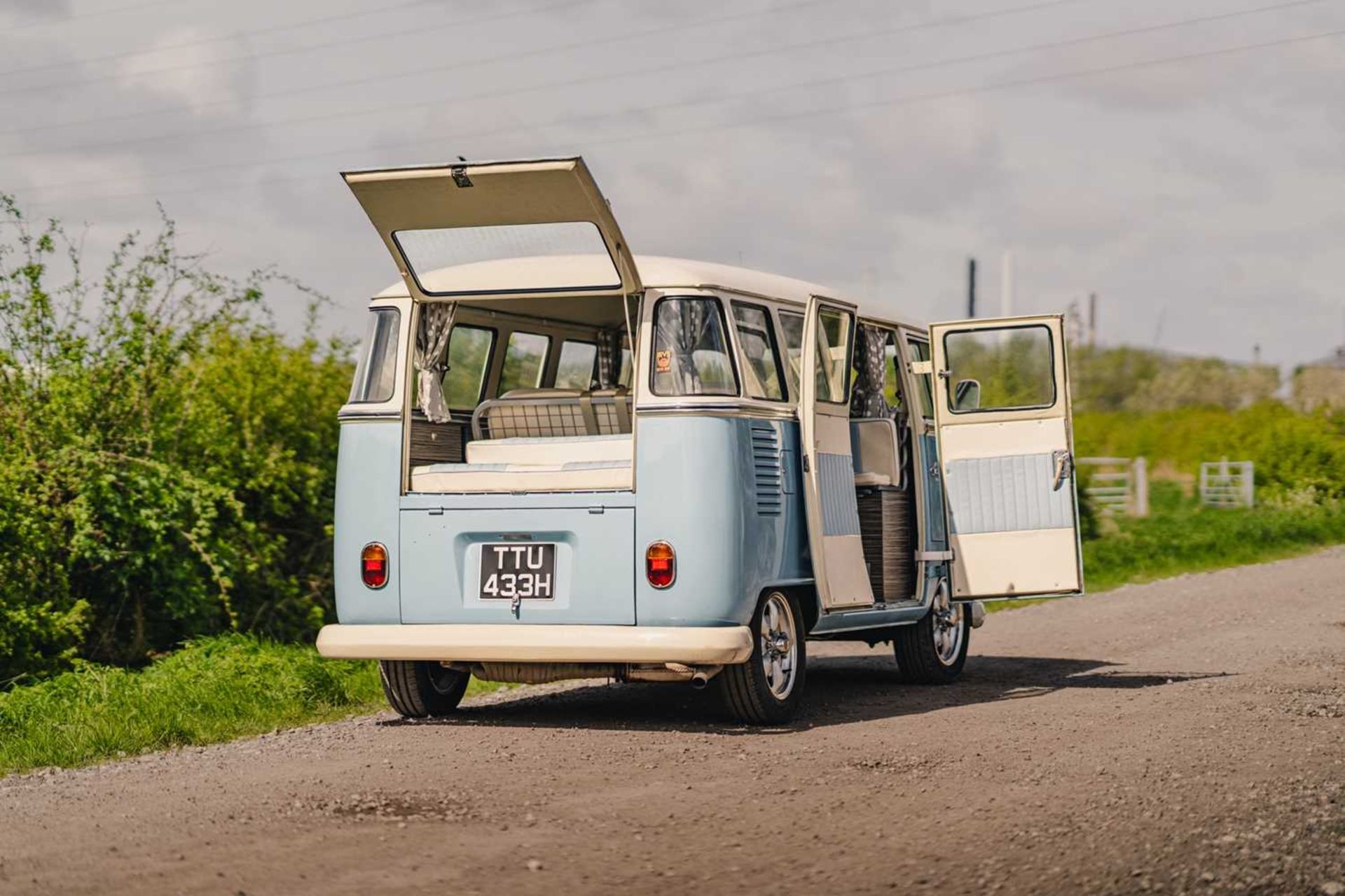 1970 VW T2 Camper ***NO RESERVE*** Rare 15-window Deluxe with upgraded engine and many tasteful inte - Image 13 of 55