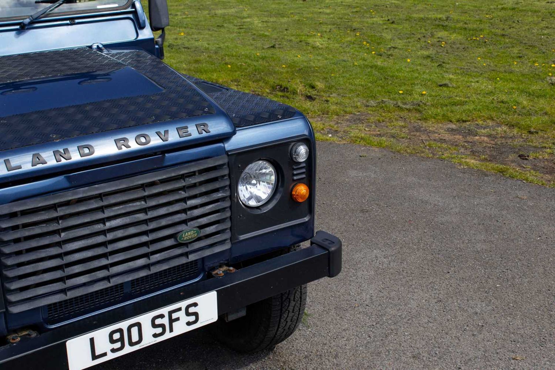 2007 Land Rover Defender 90 County  Powered by the 2.4-litre TDCi unit and features numerous tastefu - Image 24 of 76