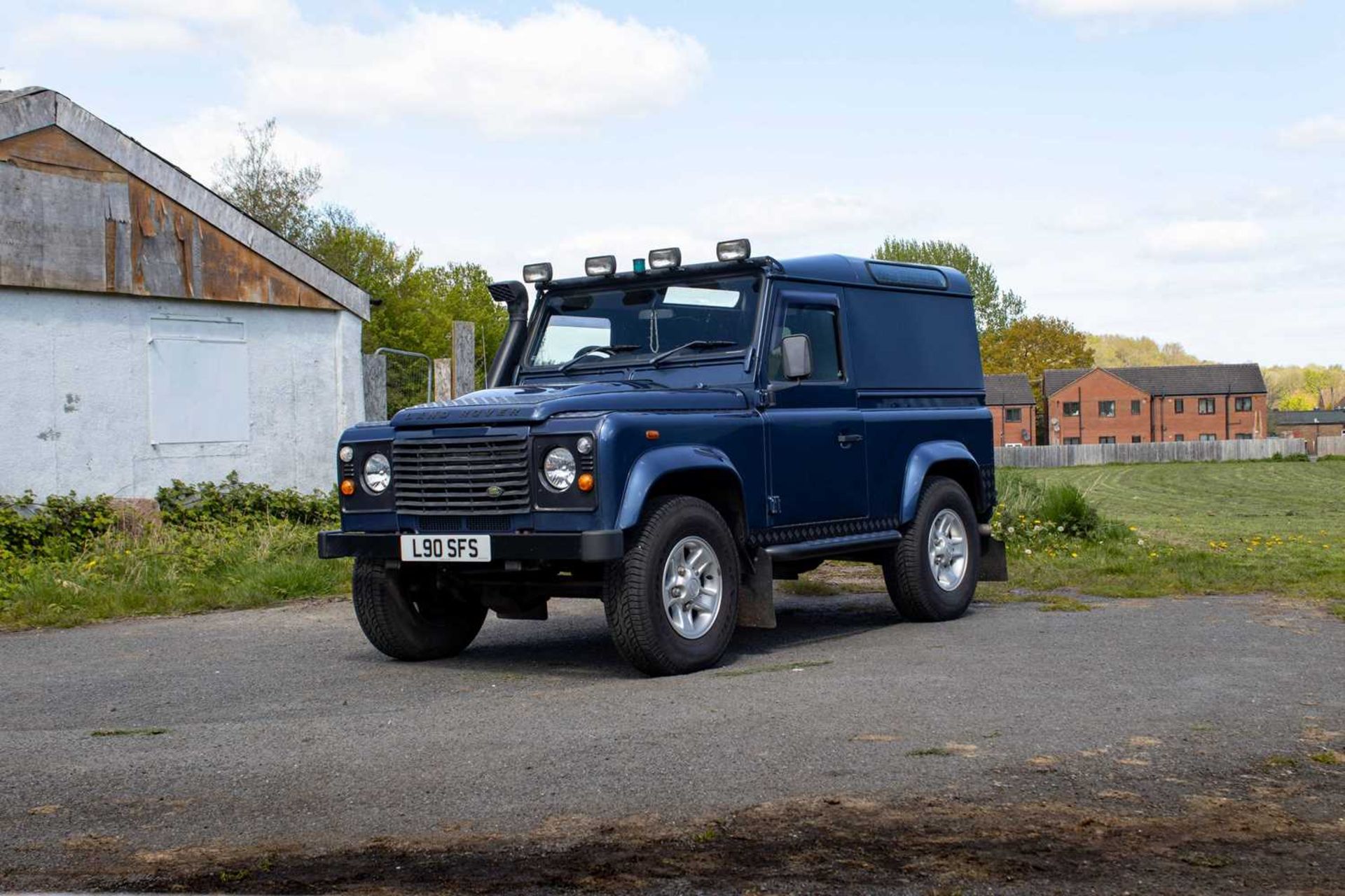 2007 Land Rover Defender 90 County  Powered by the 2.4-litre TDCi unit and features numerous tastefu - Image 5 of 76