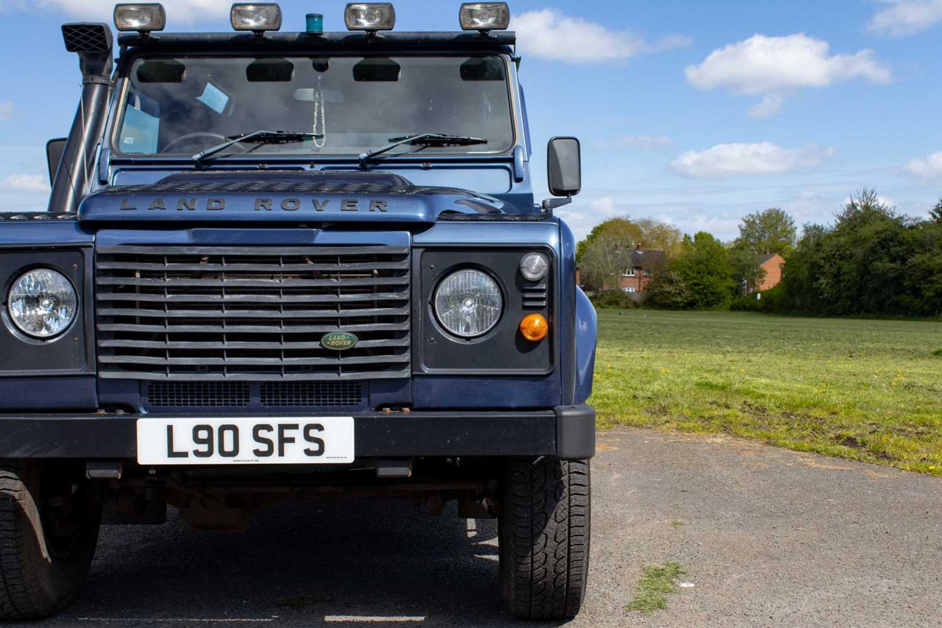 2007 Land Rover Defender 90 County  Powered by the 2.4-litre TDCi unit and features numerous tastefu - Image 4 of 76