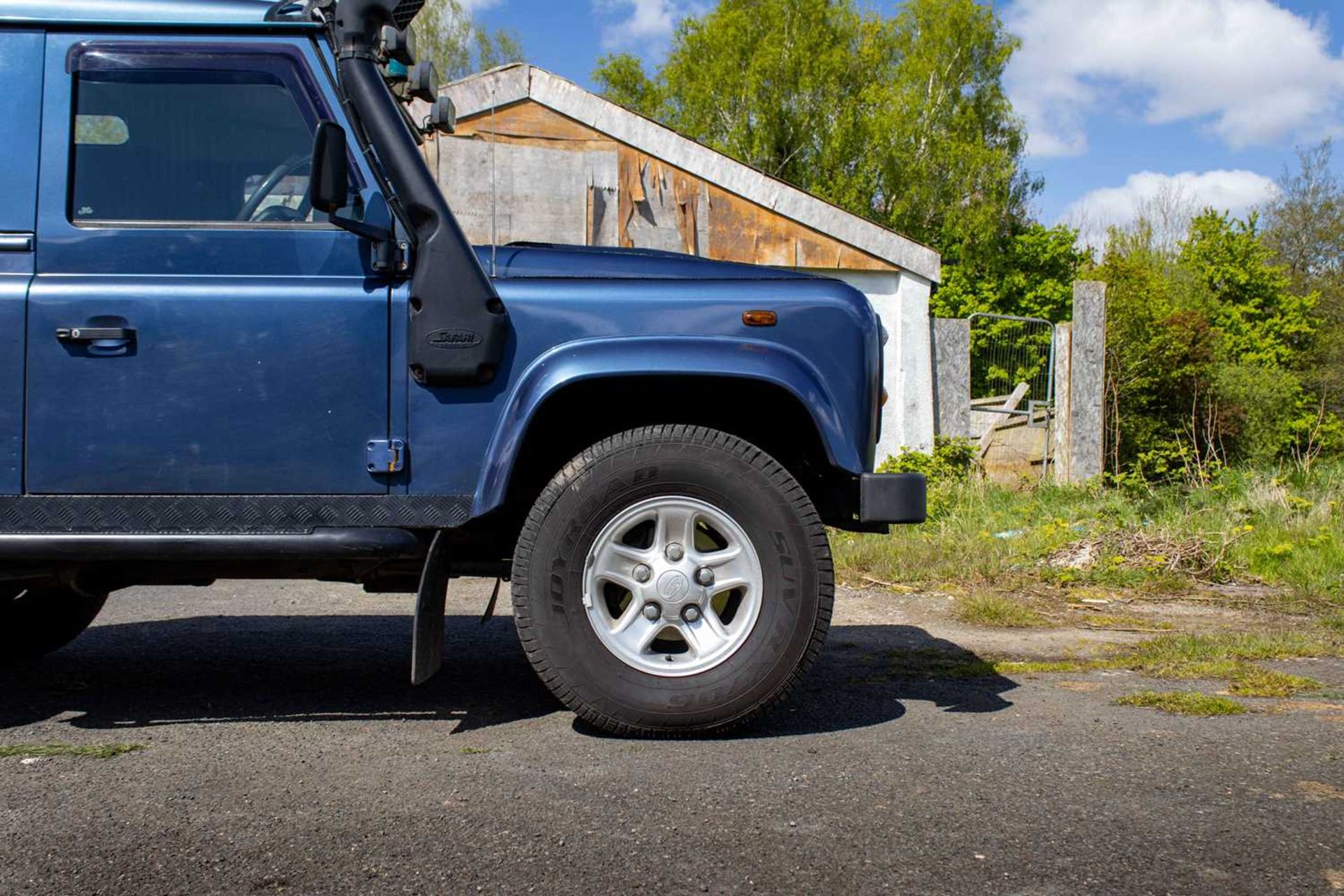 2007 Land Rover Defender 90 County  Powered by the 2.4-litre TDCi unit and features numerous tastefu - Image 15 of 76