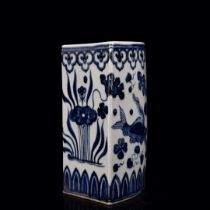 Ming Xuande blue and white fish and algae pattern fan-shaped pen holder