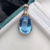 18k gold and diamond-set natural topaz pendant