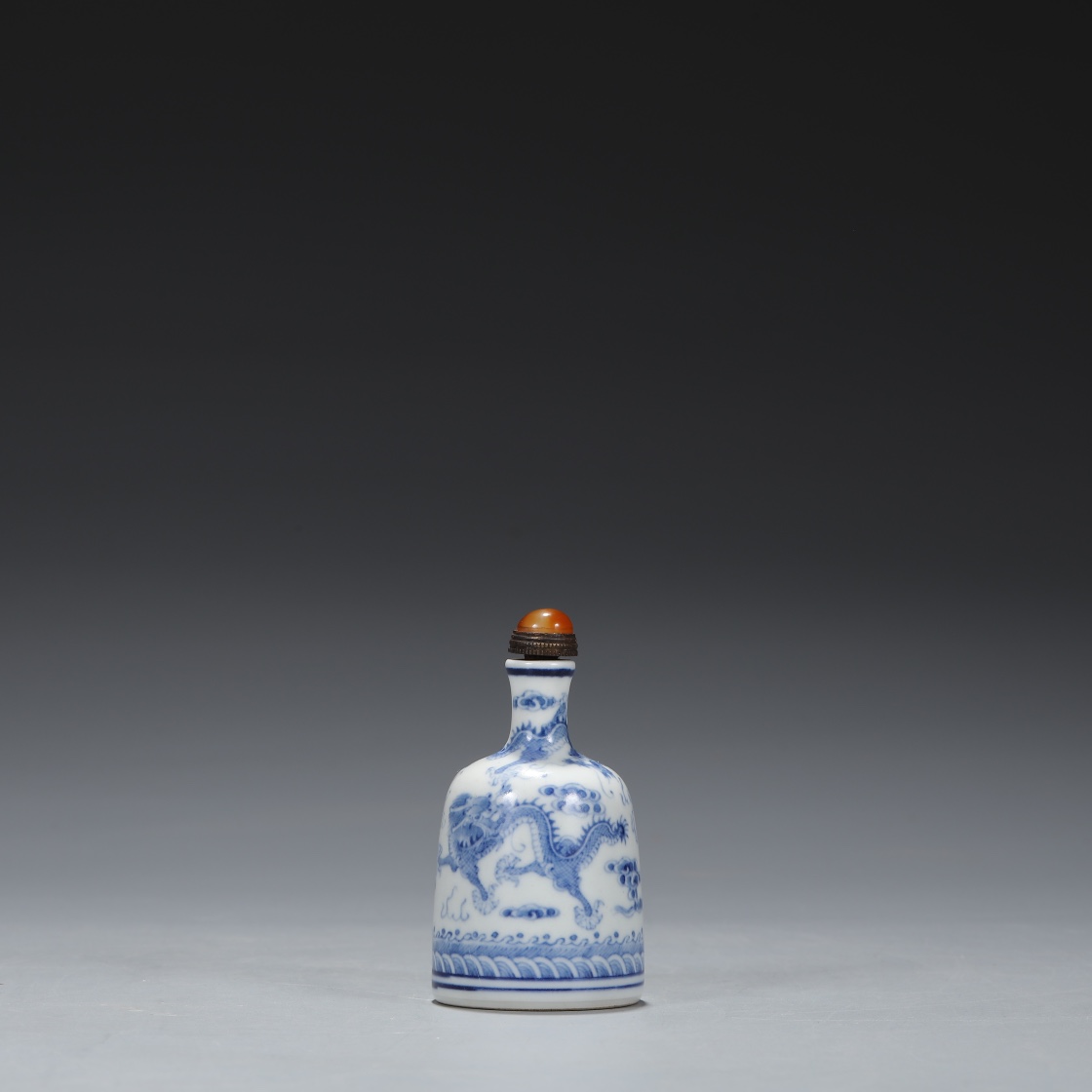 Qing Dynasty Qianlong blue and white dragon pattern snuff bottle - Image 7 of 8