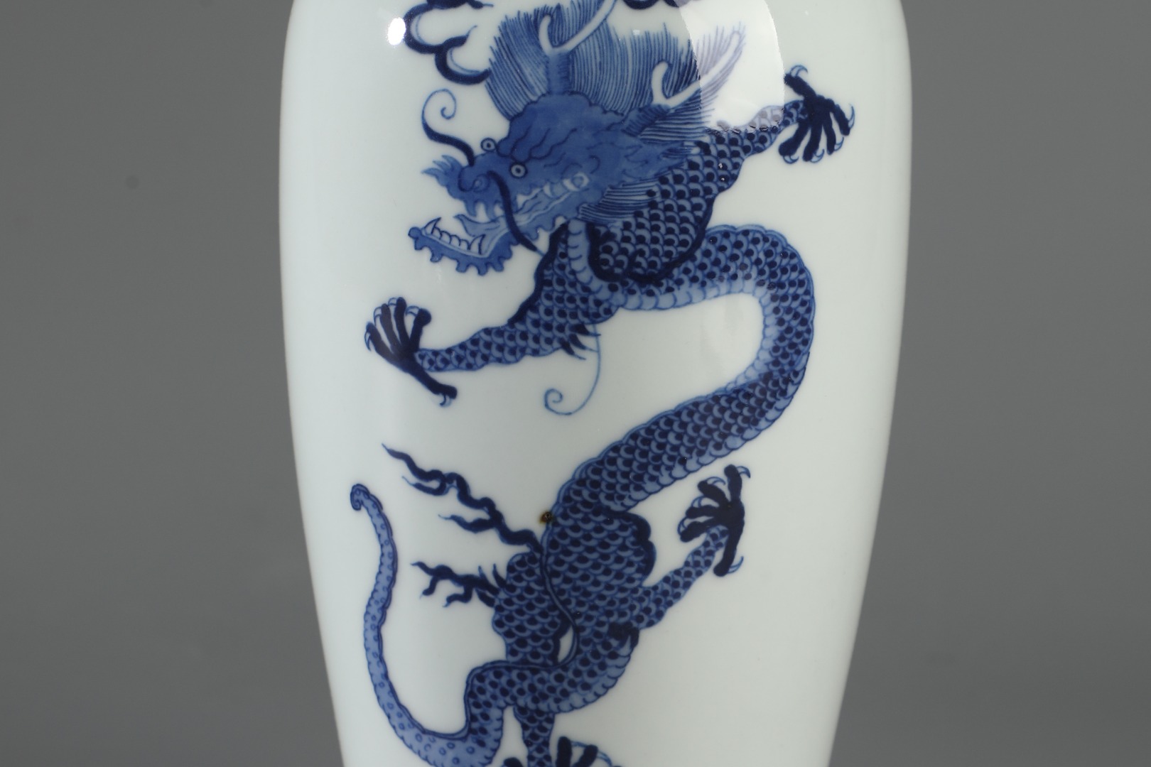 Blue and white dragon vase made during the Kangxi reign of the Qing Dynasty - Image 6 of 9