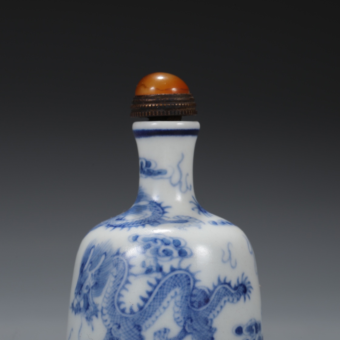 Qing Dynasty Qianlong blue and white dragon pattern snuff bottle - Image 3 of 8