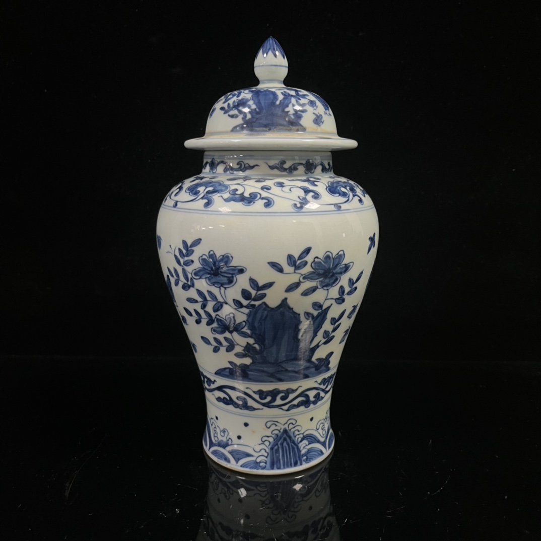Ming Dynasty Chenghua year blue and white painted chicken and flower general jar