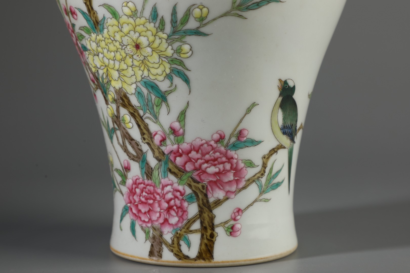 Famille rose plum vase made during the Yongzheng period of the Qing Dynasty - Image 4 of 9