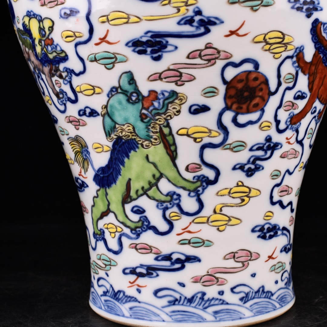 Qing Dynasty Qianlong blue and white embellished lion rolling show ball pattern plum vase - Image 7 of 9