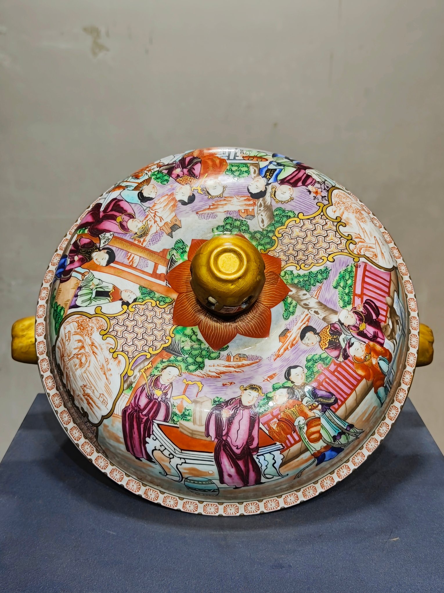 Man Gong Guangcai gilt-painted landscape character story pattern animal ear cover box - Image 6 of 9