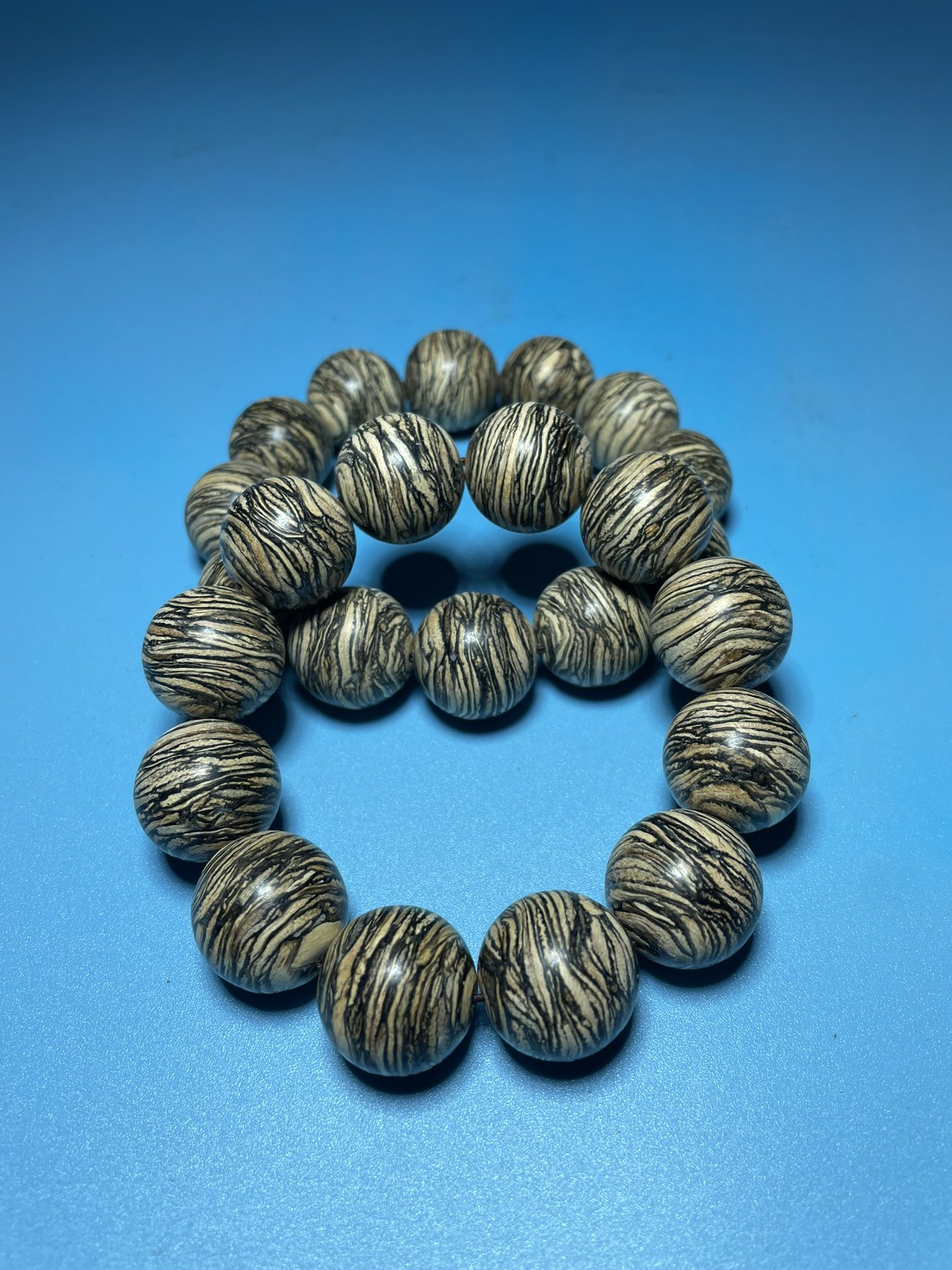 Fine collection of agarwood bracelets - Image 2 of 8