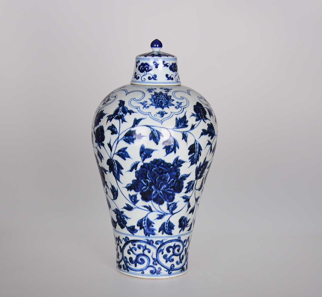 Ming Xuande blue and white plum vase with entwined branches and peony pattern - Image 3 of 9