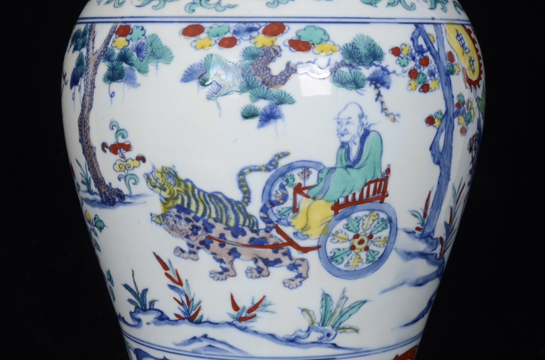 Ming Dynasty A pair of plum vases decorated with the story of Guiguzi¡¯s Descending the Mountain fro - Image 7 of 9