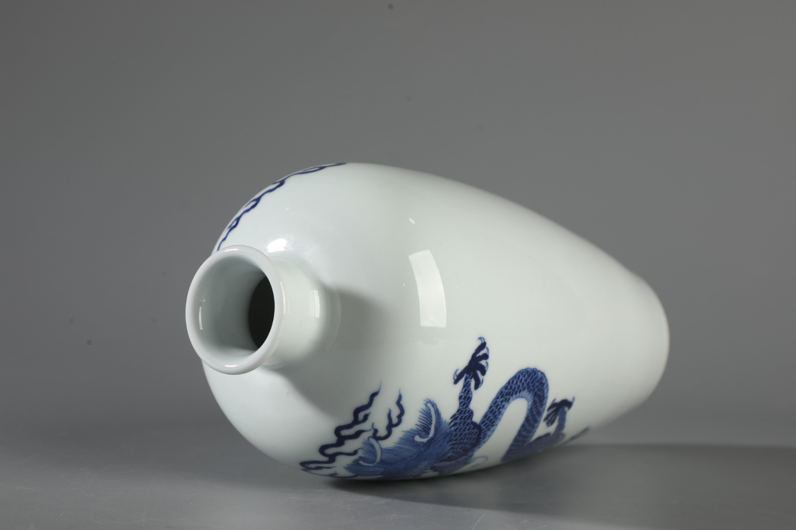 Blue and white dragon vase made during the Kangxi reign of the Qing Dynasty - Image 8 of 9