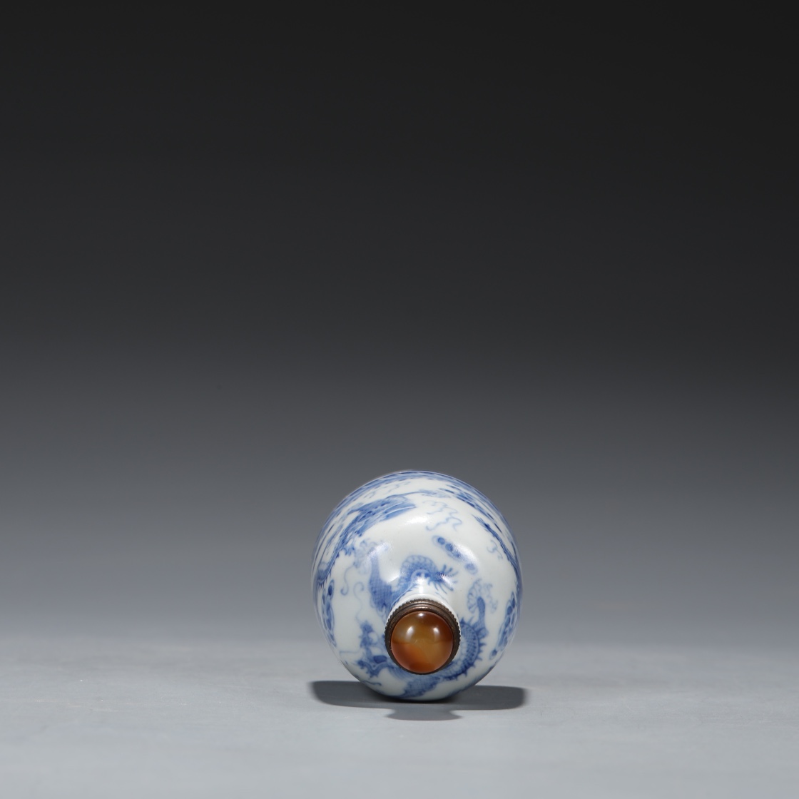 Qing Dynasty Qianlong blue and white dragon pattern snuff bottle - Image 5 of 8