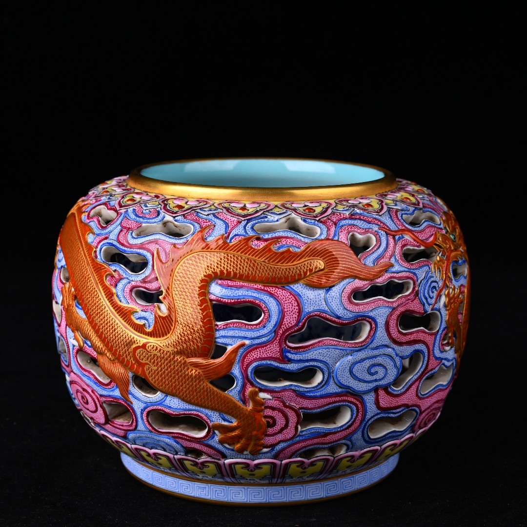 Qing Dynasty Qianlong official kiln principal gold enamel relief hollow cloud dragon Ruyi pattern br - Image 4 of 9