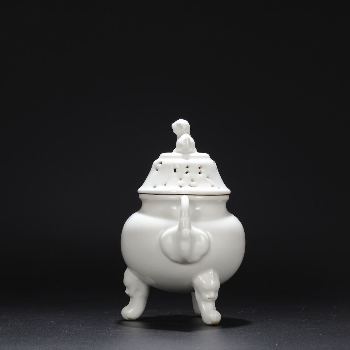 Ming Dynasty Yongle Sweet White Glaze Hollow Elephant Ear Lid Jar Smoked Stove - Image 6 of 9