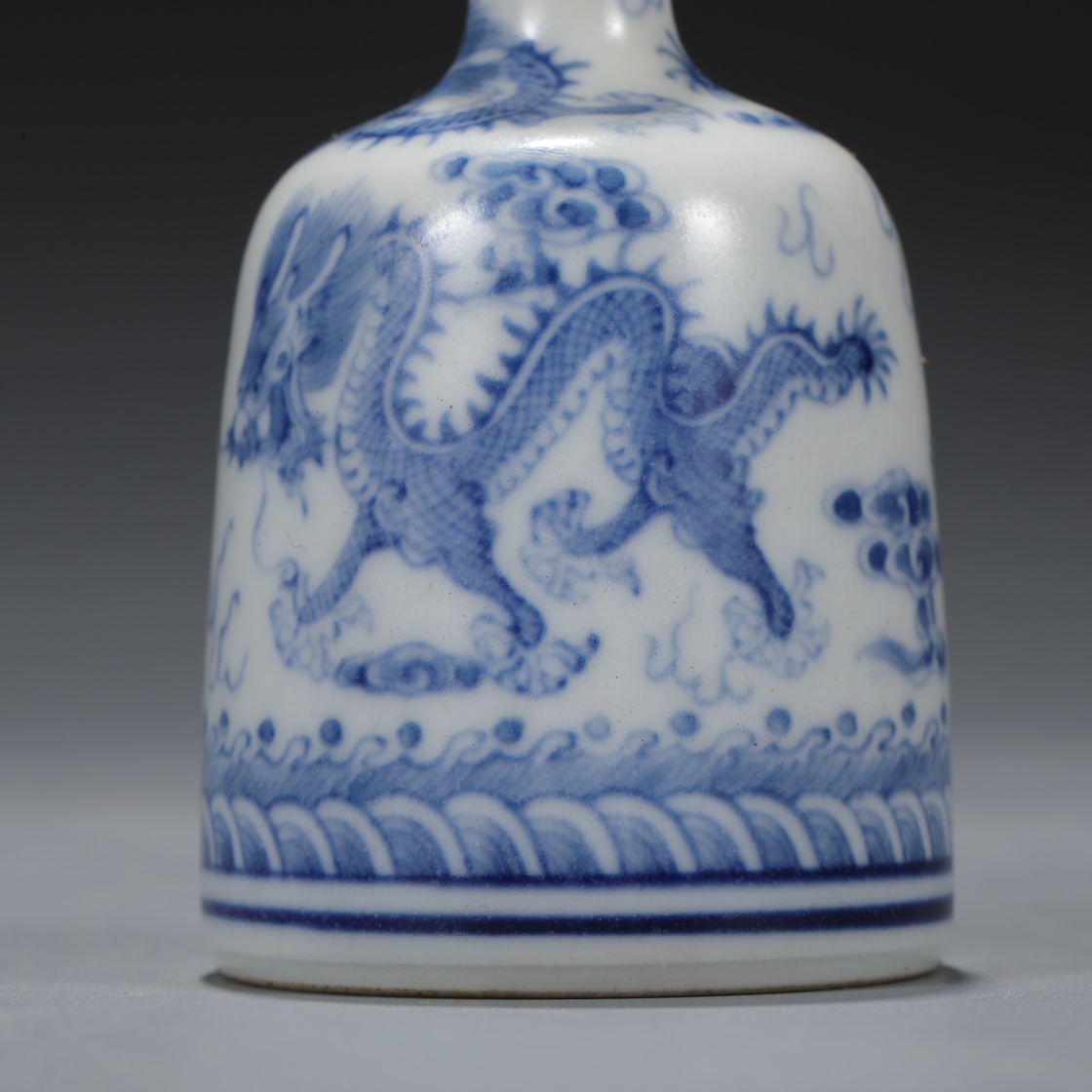 Qing Dynasty Qianlong blue and white dragon pattern snuff bottle - Image 4 of 8