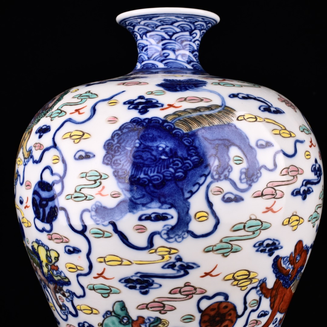 Qing Dynasty Qianlong blue and white embellished lion rolling show ball pattern plum vase - Image 6 of 9