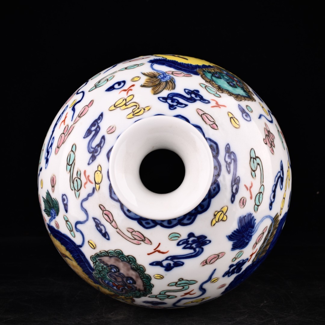 Qing Dynasty Qianlong blue and white embellished lion rolling show ball pattern plum vase - Image 5 of 9