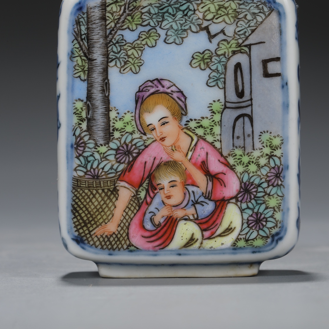 Qing Dynasty Qianlong enamel figure snuff bottle - Image 4 of 9