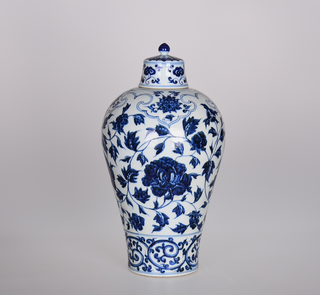 Ming Xuande blue and white plum vase with entwined branches and peony pattern - Image 2 of 9