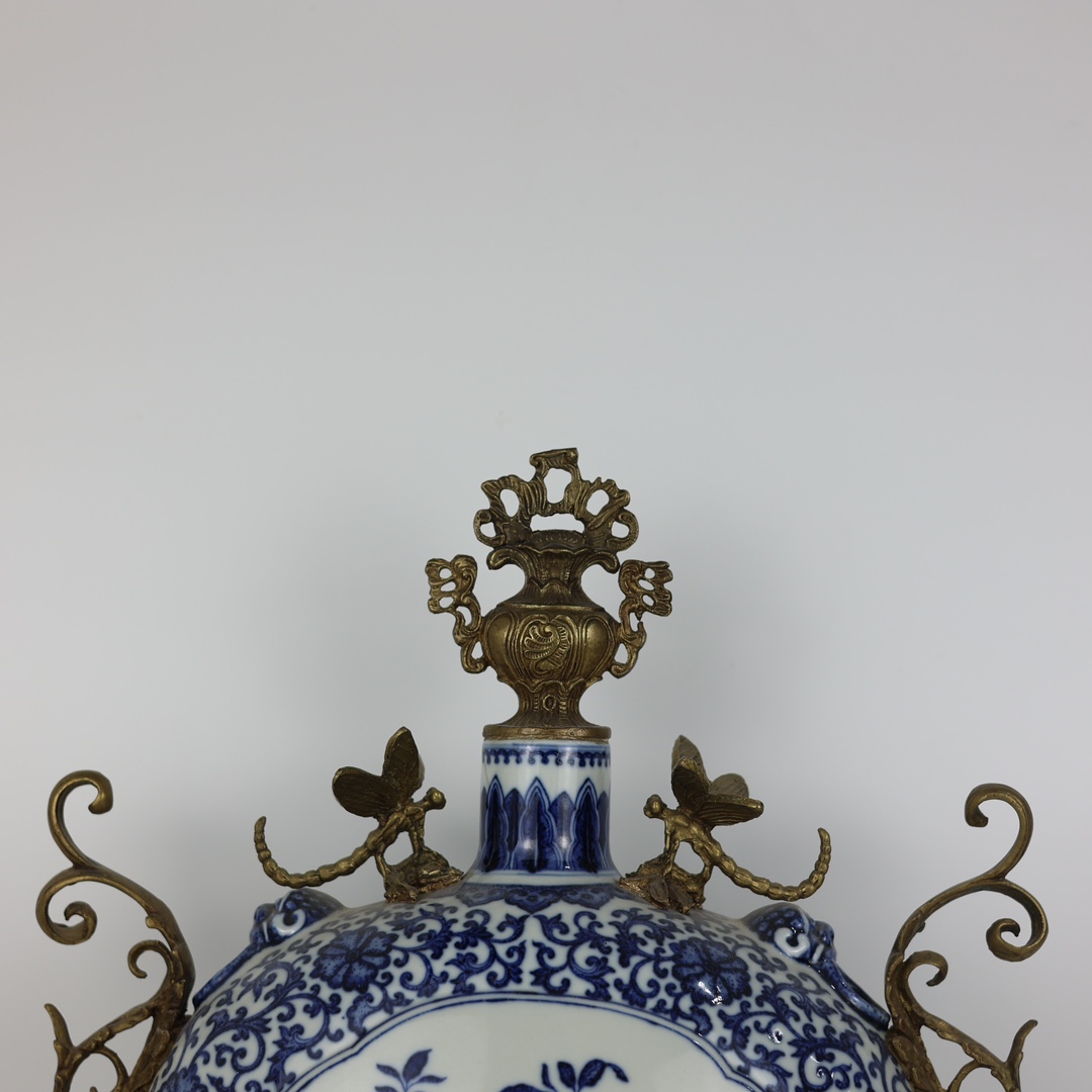 Blue and white window-shaped double-eared moon vase inlaid with copper lace - Image 2 of 9