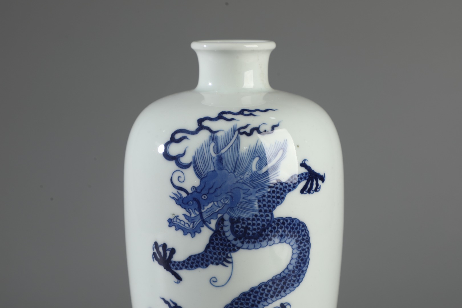 Blue and white dragon vase made during the Kangxi reign of the Qing Dynasty - Image 3 of 9