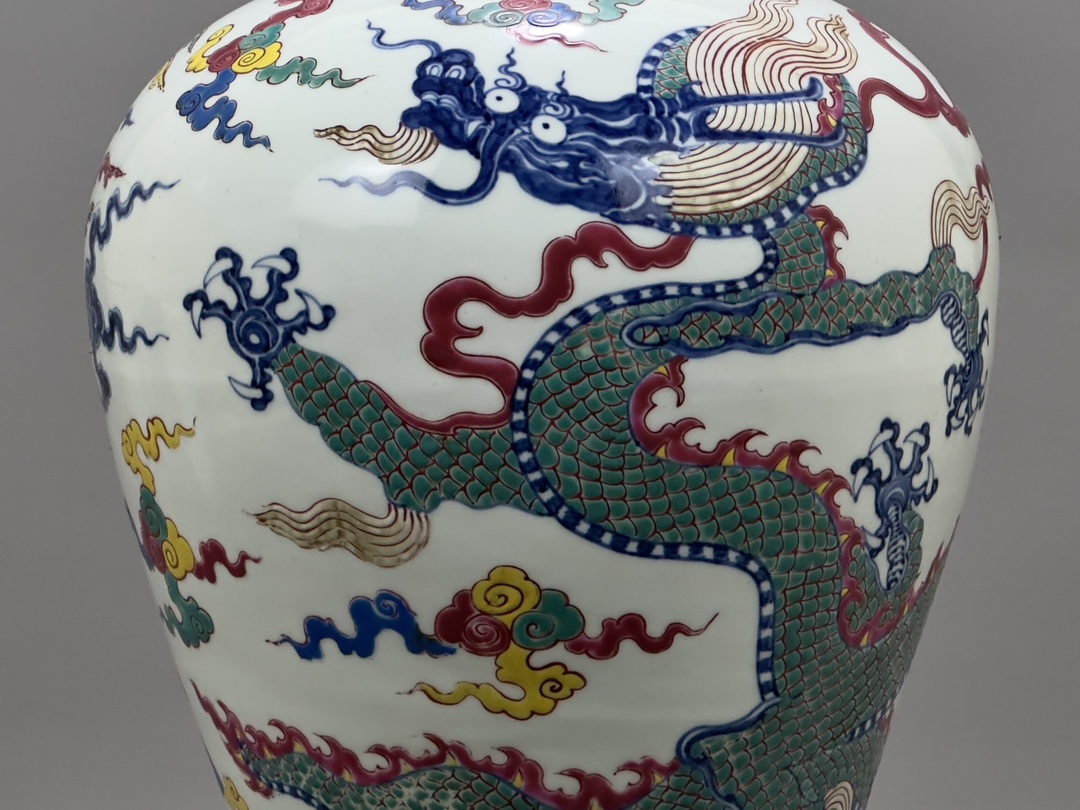 Ming Xuande colorful dragon and phoenix pattern plum vase - Image 4 of 9