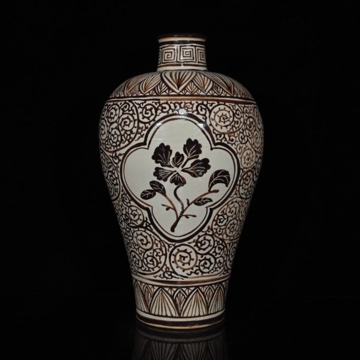 Jizhou kiln window plum vase from Song Dynasty