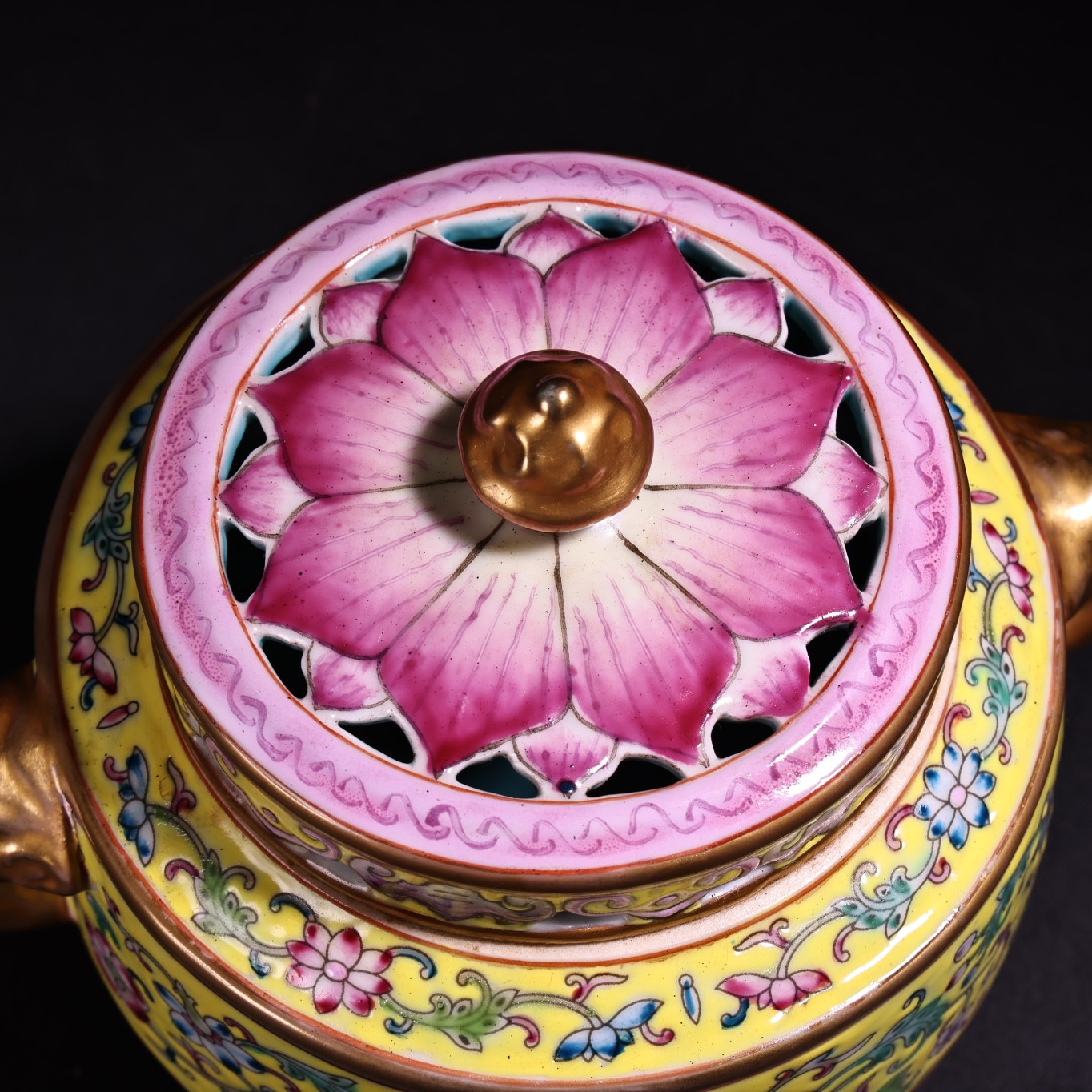 Qing Dynasty hand-painted enamel and gilt porcelain incense burner - Image 7 of 8