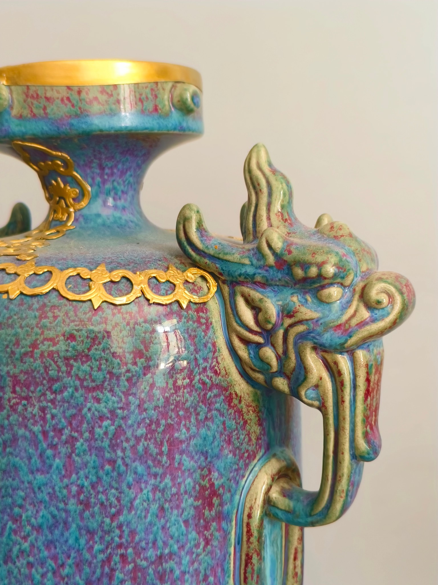 Jun porcelain kiln engraving gold double-eared dragon vase - Image 5 of 9