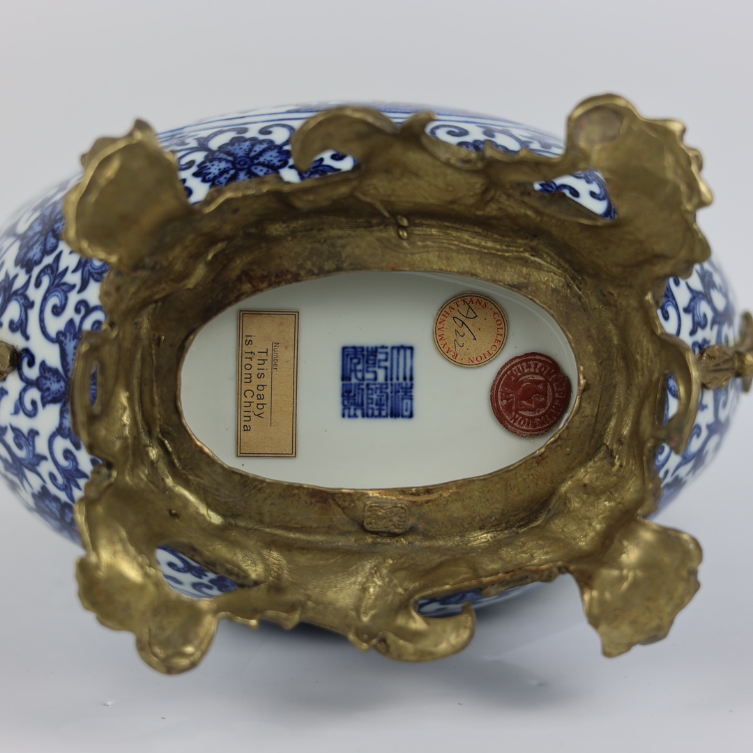 Blue and white window-shaped double-eared moon vase inlaid with copper lace - Image 9 of 9