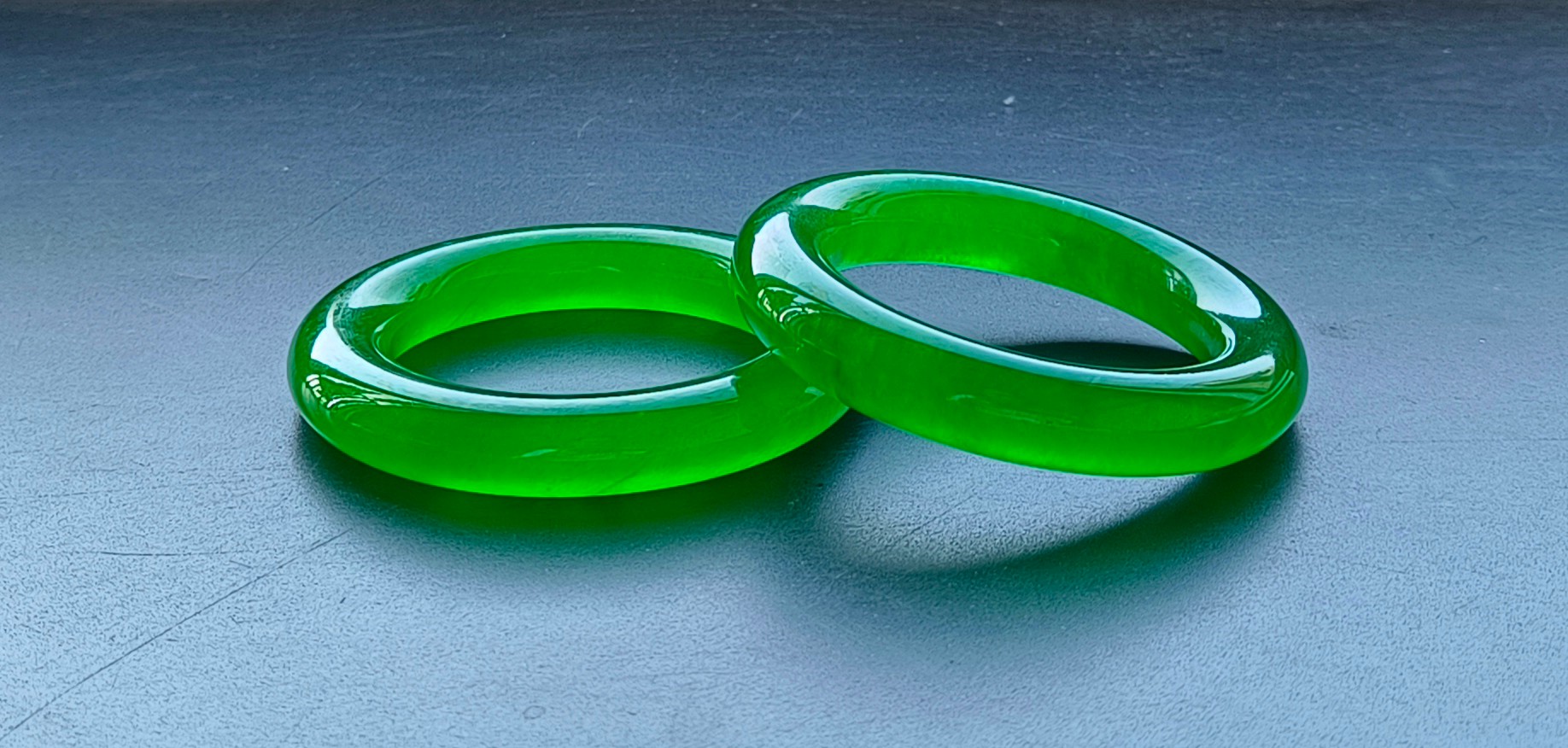 A pair of top-grade dragon stone imperial green bracelets - Image 4 of 8