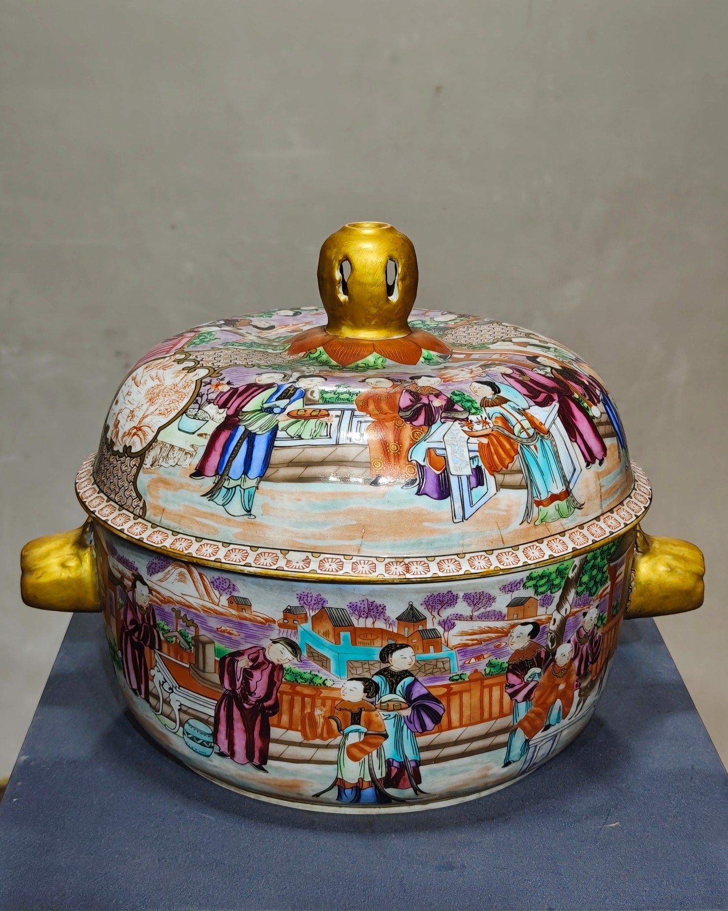 Man Gong Guangcai gilt-painted landscape character story pattern animal ear cover box - Image 2 of 9